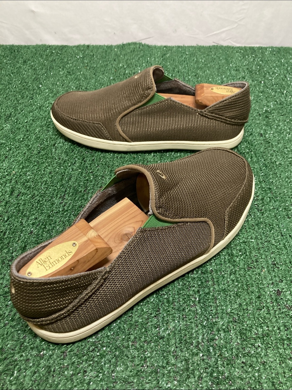 Olukai Men’s Brown Slip-On Loafers with White Sole sz 9 (OKPM09-26)